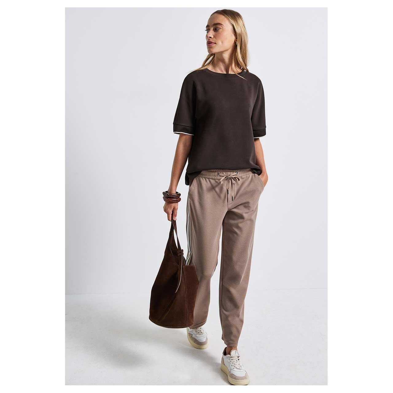 Damen T-Shirt Rib Cuffs von Street One in Dunkelbraun, Ganzkörperansicht am Model