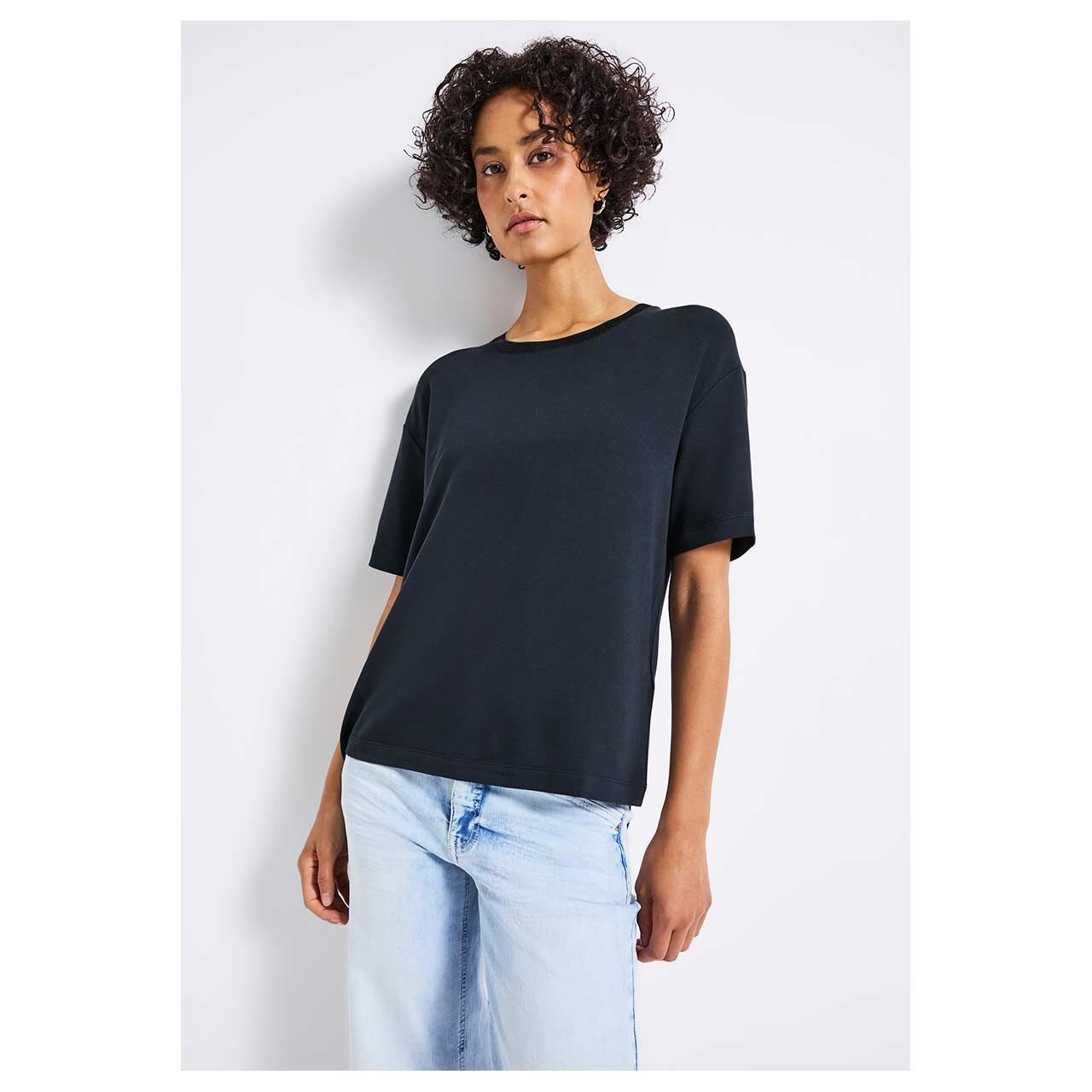 Damen T-Shirt Deco Collar von Street One in Dunkelblau, detaillierte Vorderansicht am Model