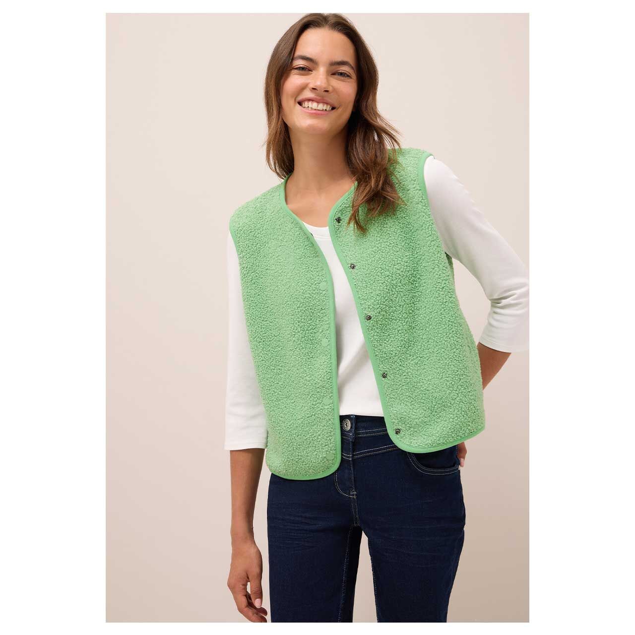 Damen Weste Curly Fake Wool Vest von Cecil in Grün, Vorderansicht am Model
