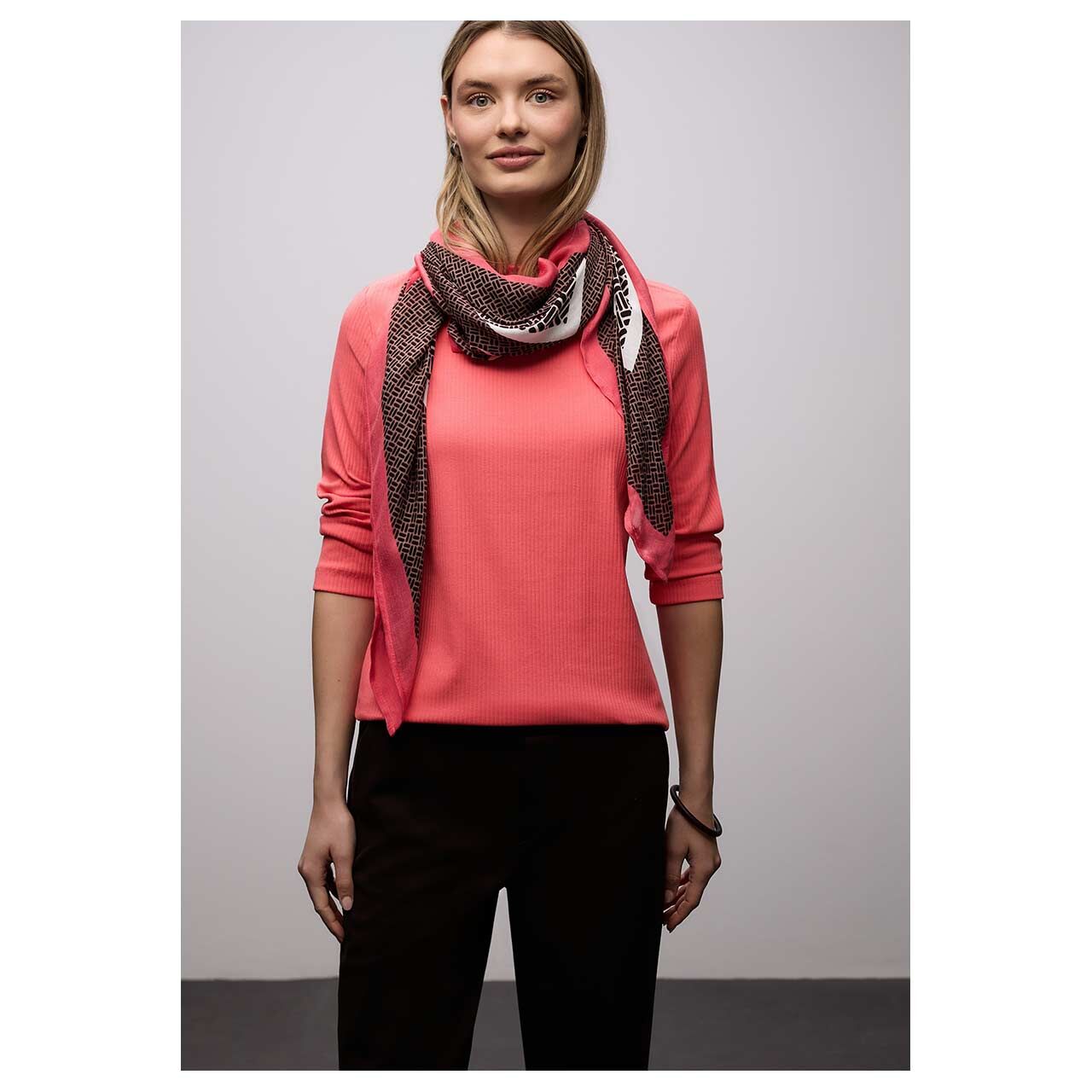 Damen 3/4 Arm Shirt Rib Structure U-Boat von Street One in Pink, Vorderansicht am Model