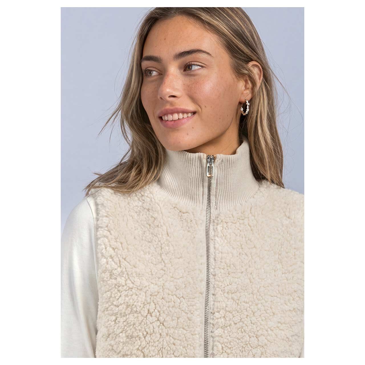 Damen Teddy Weste Curly Fake Fur von Street One in Beige, Detailansicht am Model