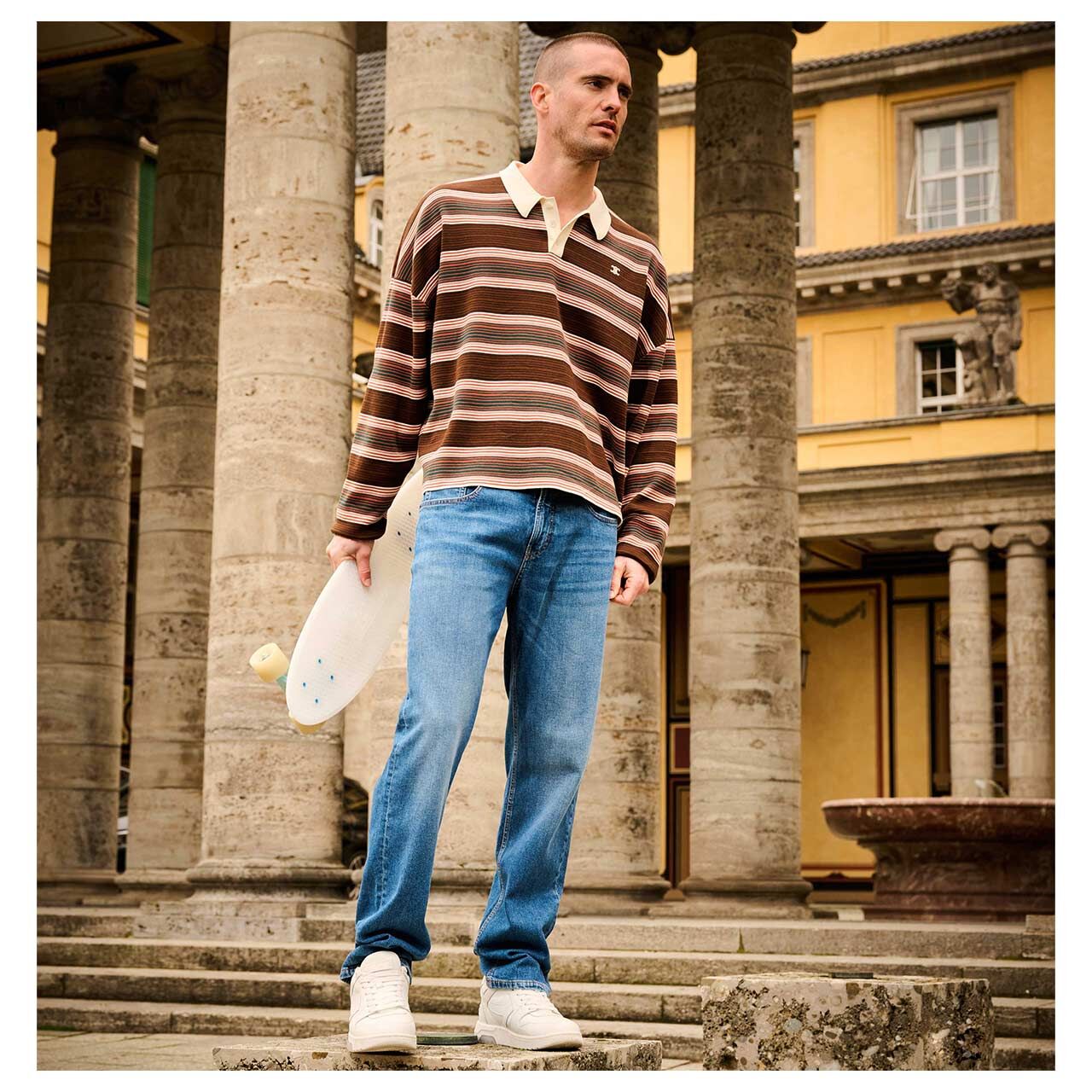 Herrenjeans Rickvon MAC in Blau angewaschen, Ganzkörperansicht