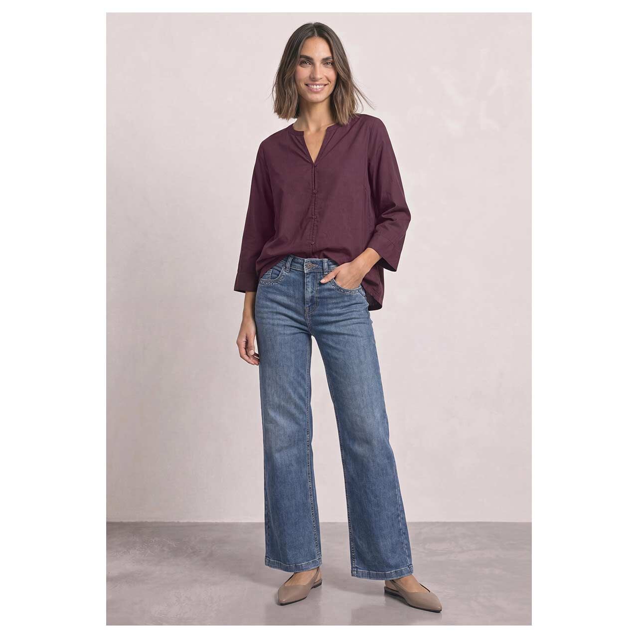 Damen 3/4 Arm Bluse Splitneck Button Detail von Street One in Lila, Ganzkörperansicht am Model