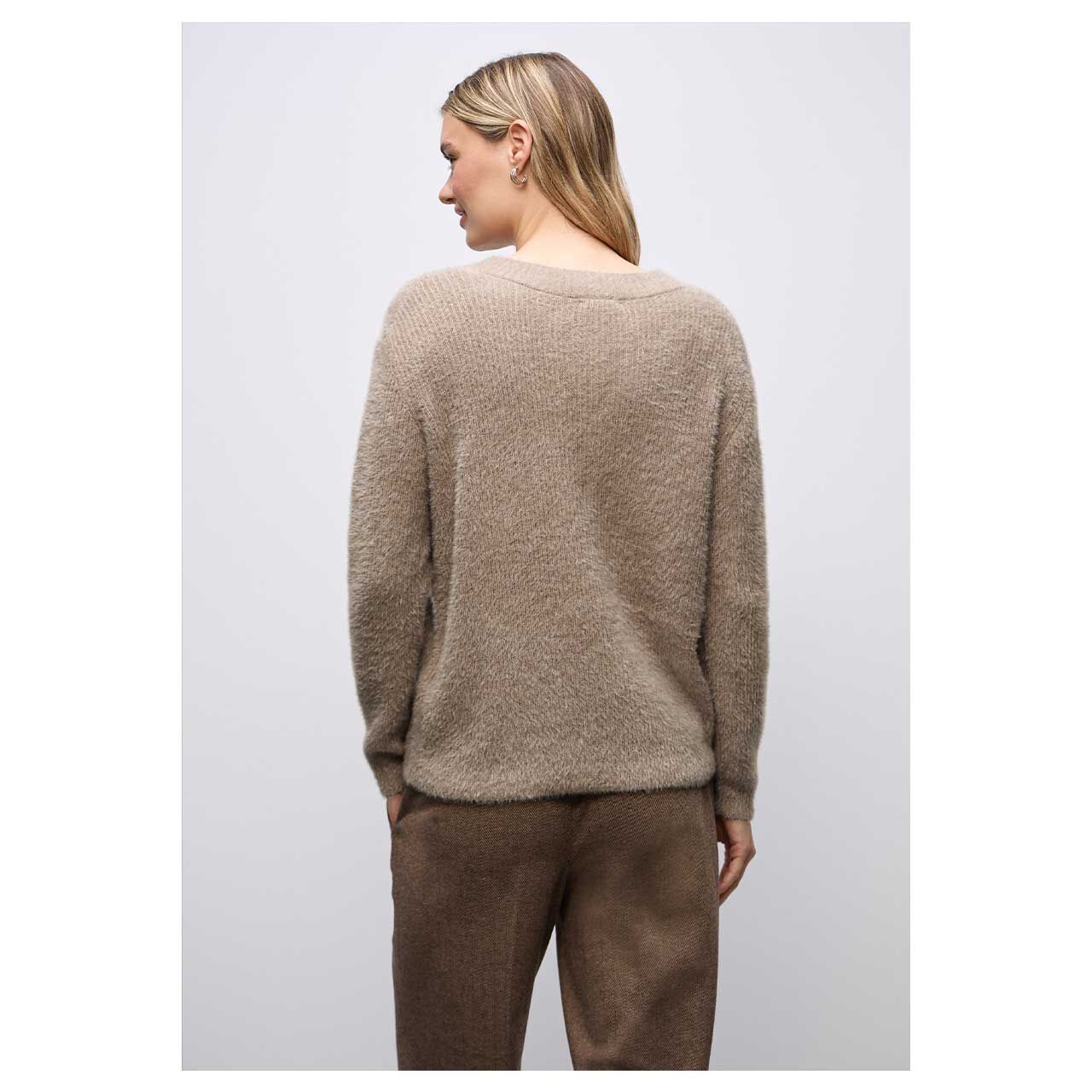 Damen Pullover Fluffy V-Neck von Street One in Beige meliert, Rückansicht am Model