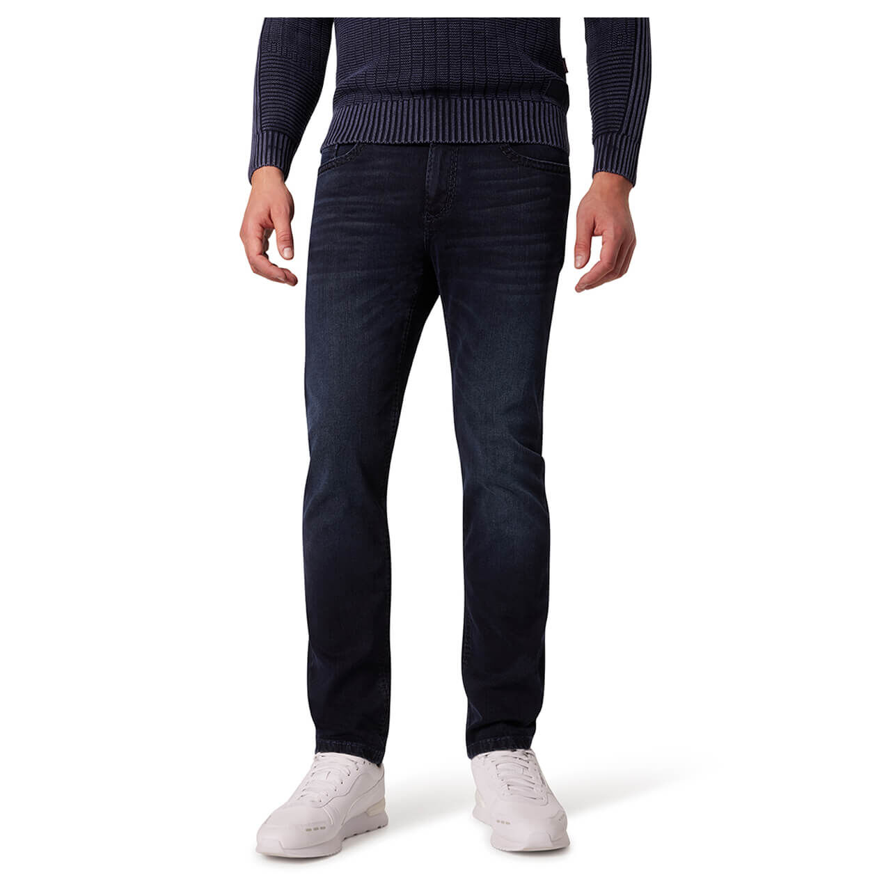 Stretch Herrenjeans Rando in Dunkelblau angewaschen von Pioneer, Nahaufnahme Model Vorderansicht