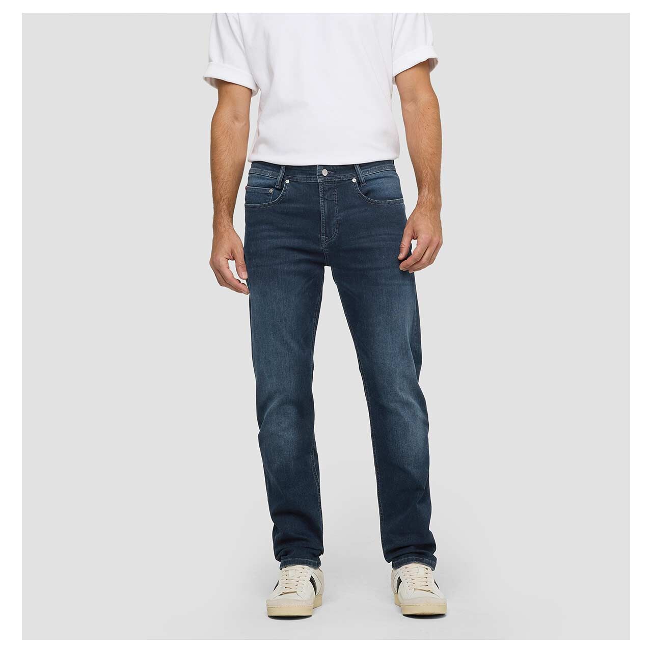Stretch Herrenjeans Flexx von MAC in Dunkelblau verwaschen, Vorderansicht am Model