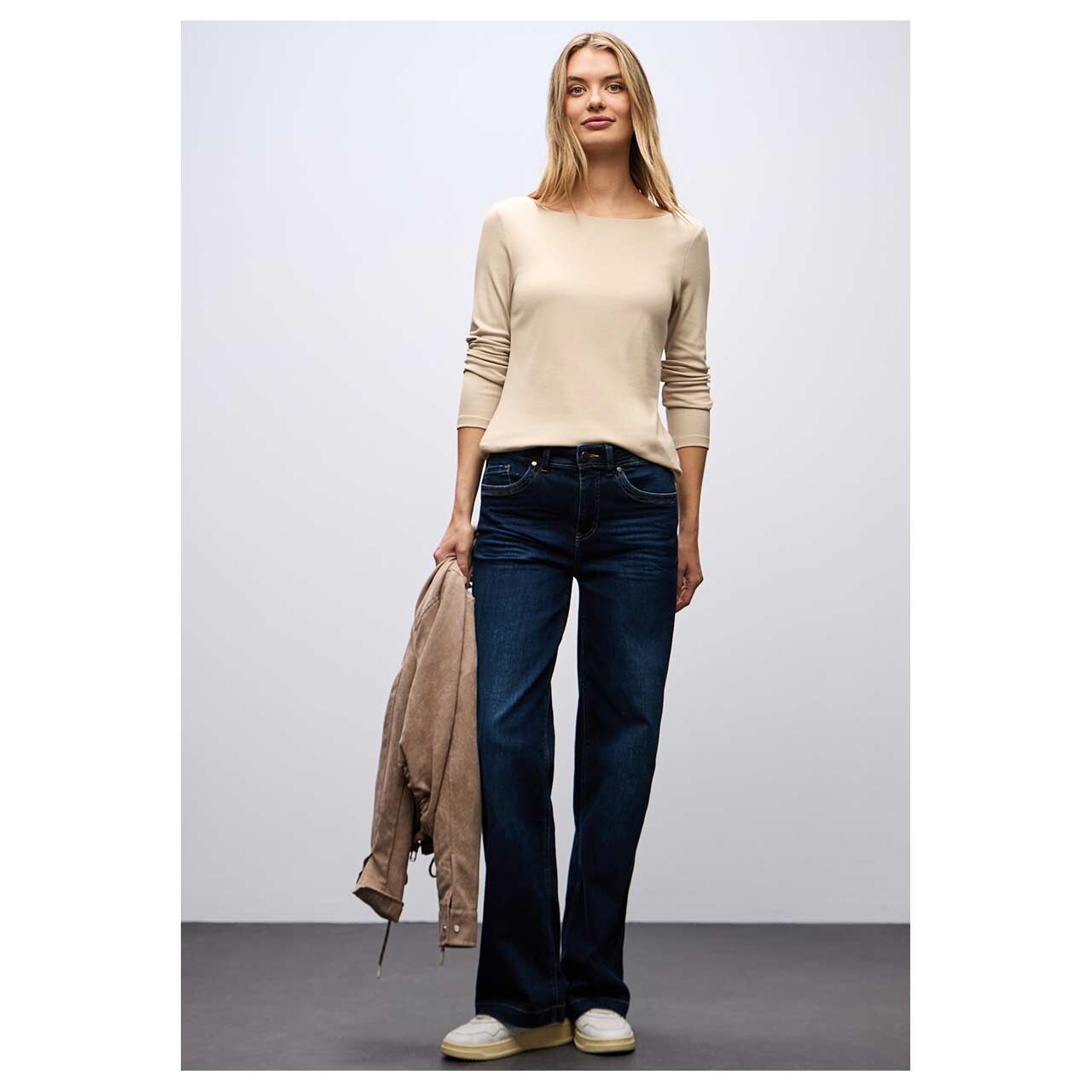 Damen Langarm Shirt Lanea von Street One in Beige, Ganzkörperansicht am Model