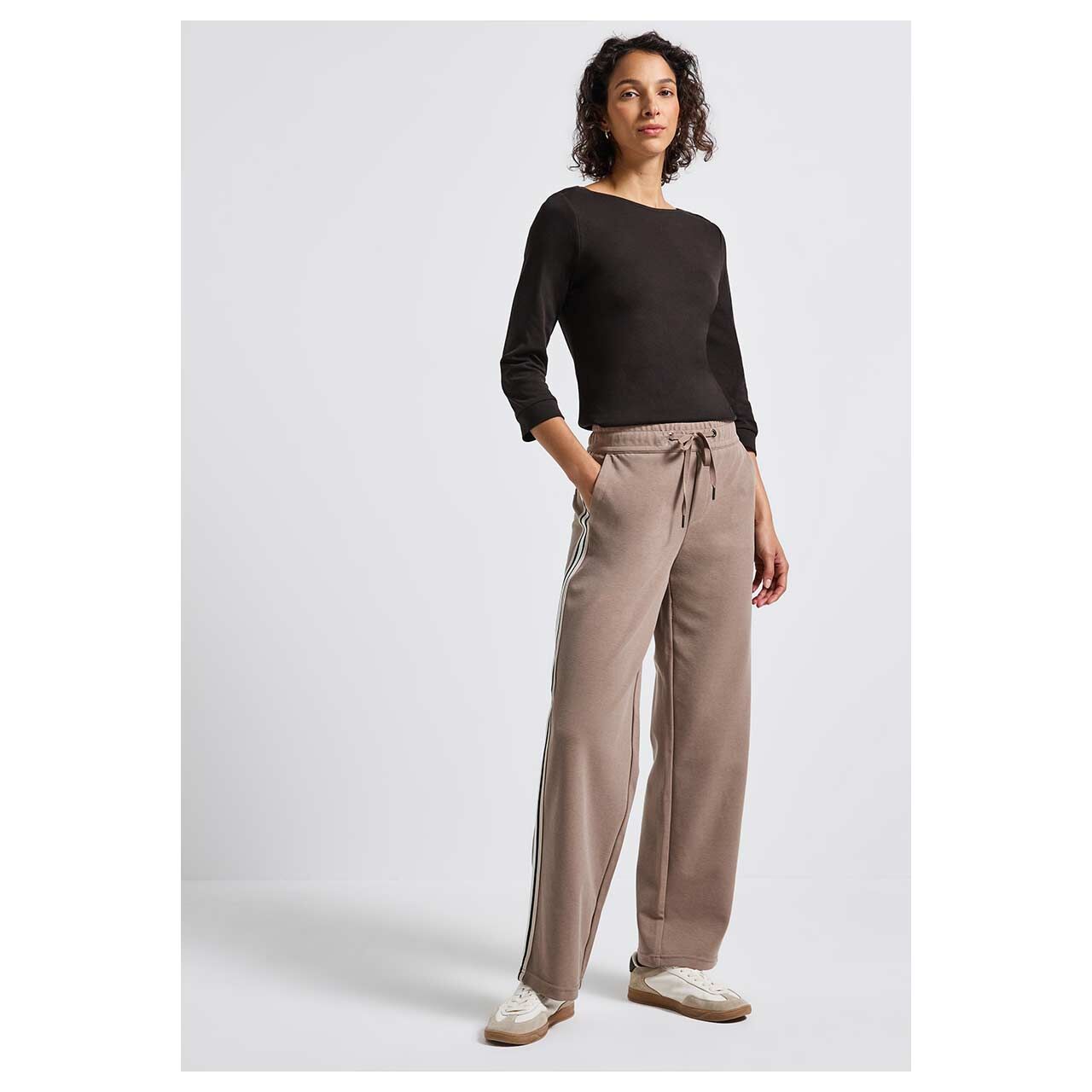 Damen 3/4 Arm Shirt Basic U-Boat von Street One in Dunkelbraun, Ganzkörperansicht am Model