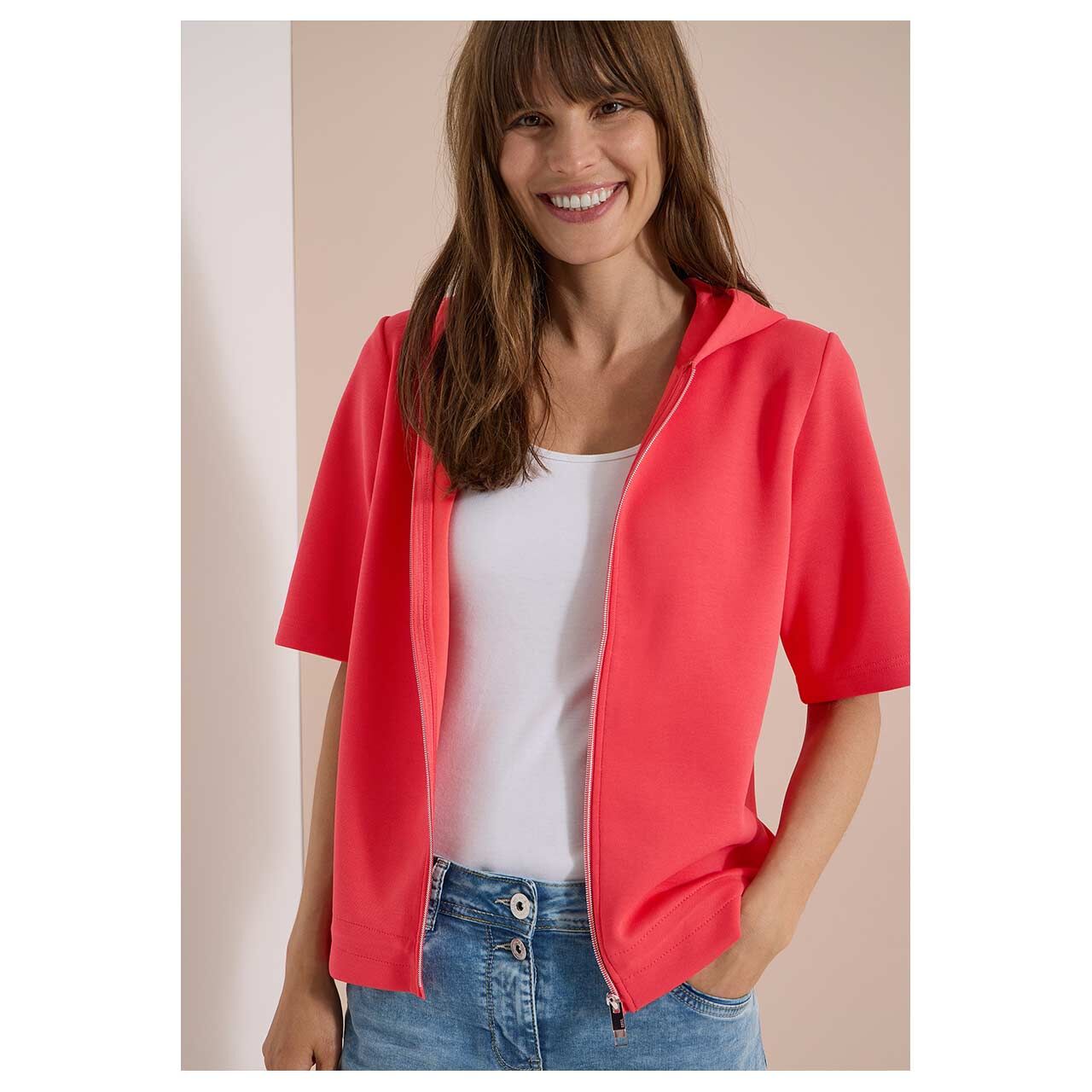 Damen Kurzarm Hoodie Shirtjacke Solid von Cecil in Korallenrot, Vorderansicht am Model