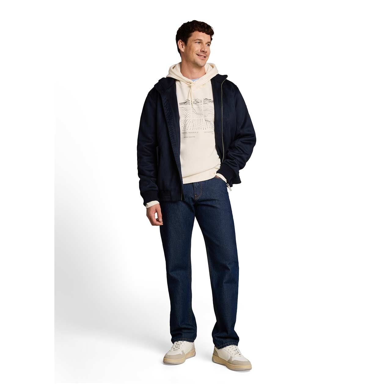Herren Hoodie Sweatshirt von Tom Tailor in Cremeweiß mit Print, Ganzkörperansicht am Model