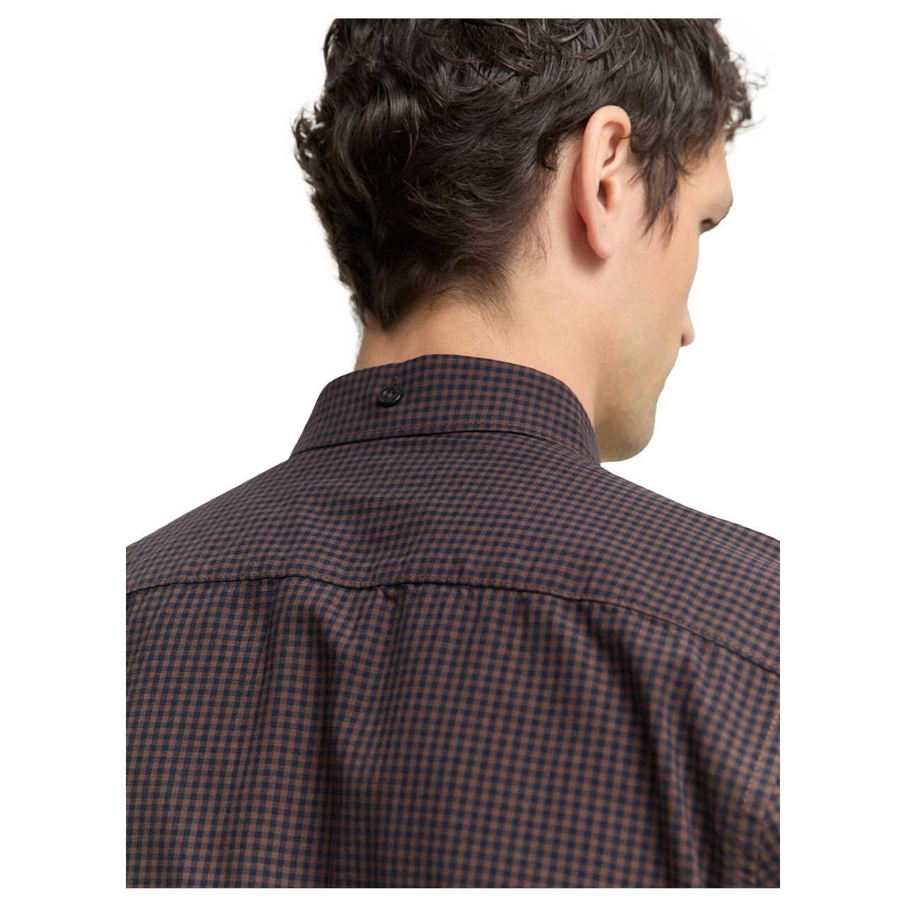 Herren Hemd von Tom Tailor in Braun kariert, Detailansicht am Model hinten