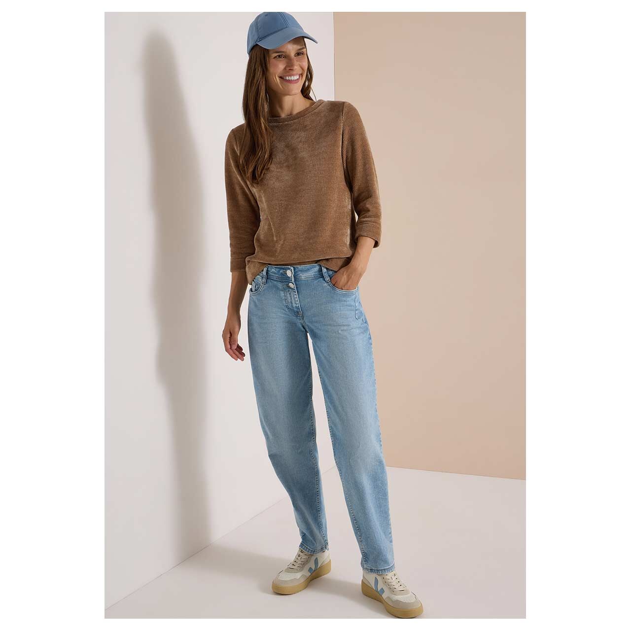 Damen 3/4 Arm Cord Shirt Soft von Cecil in Hellbraun, Ganzkörperansicht am Model