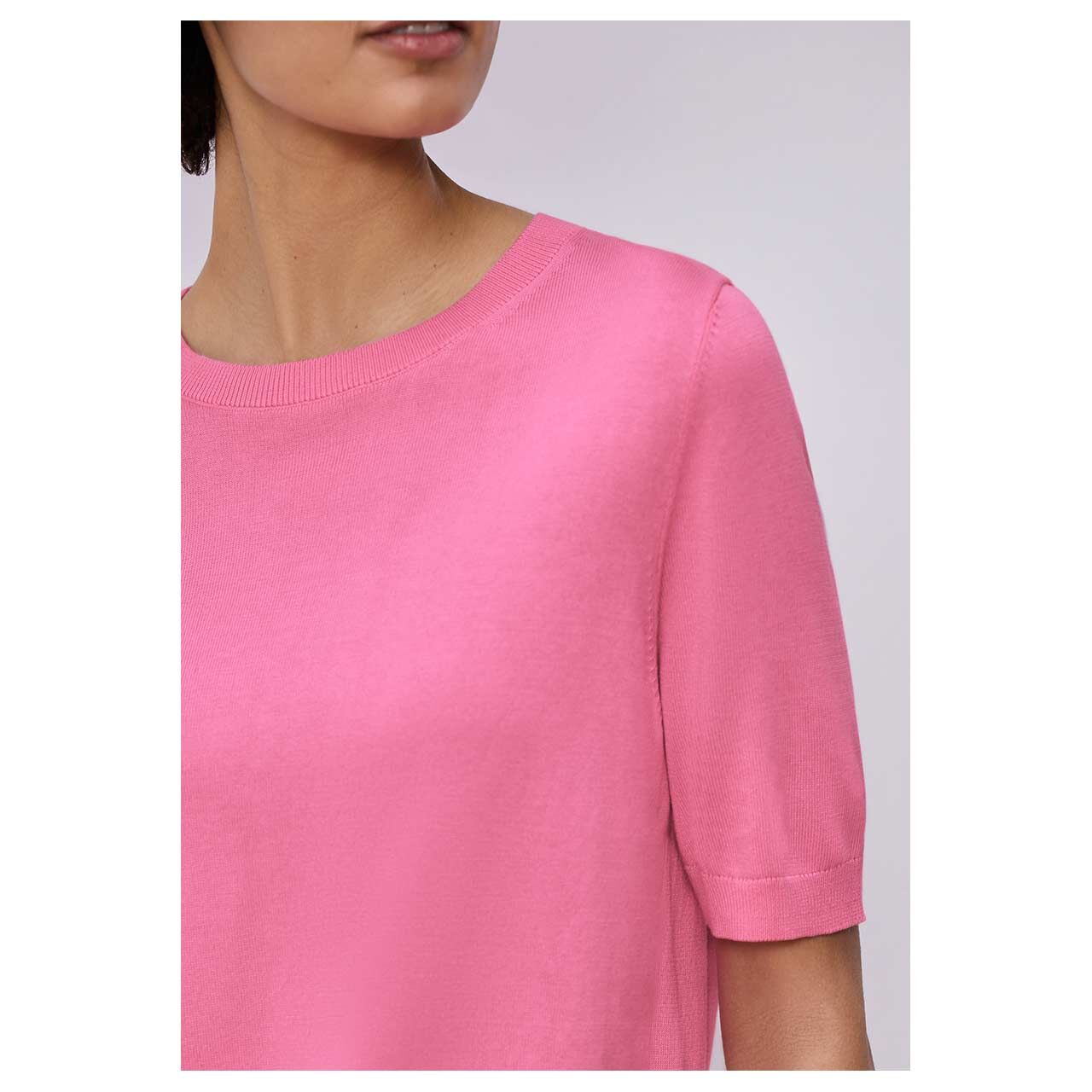 Damen Kurzarm Pullover Short Sleeve von Street One in Pink, detaillierte Vorderansicht am Model