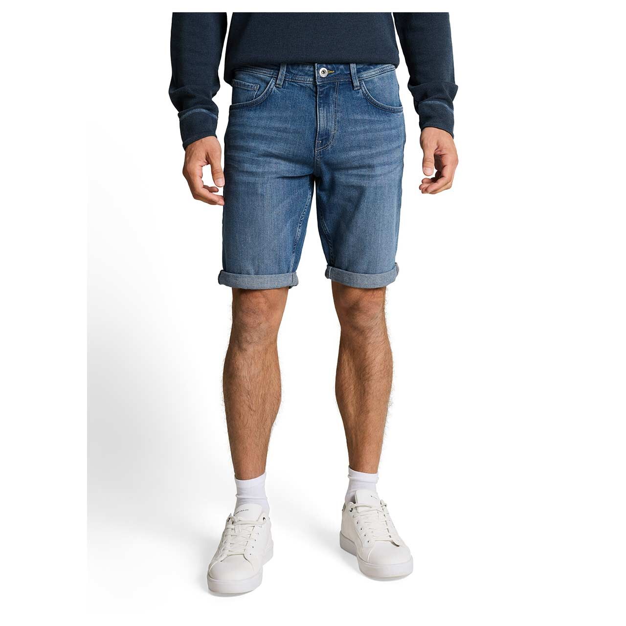 Herren Jeans Bermuda Josh von Tom Tailor in Blau angewaschen, Vorderansicht am Model