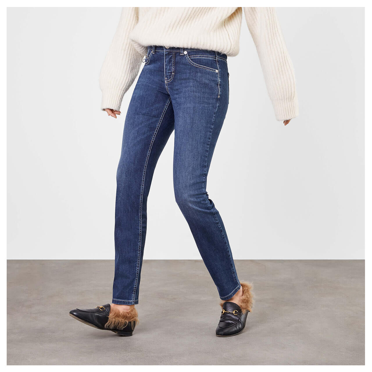 mac-slim-jeans-dark-blue-used-buffy-d845-model-vorne Damenjeans Slim von MAC in Dunkelblau angewaschen, Vorderansicht