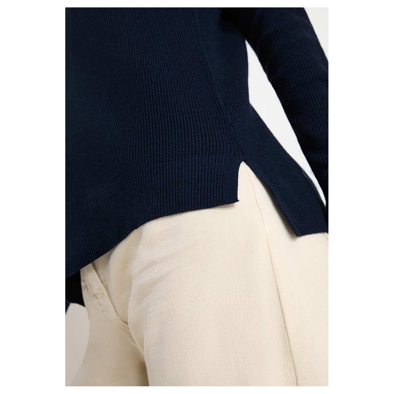 Damen Pullover Structured Boatneck in Dunkelblau meliert, Detailansicht geschlitzter Saum
