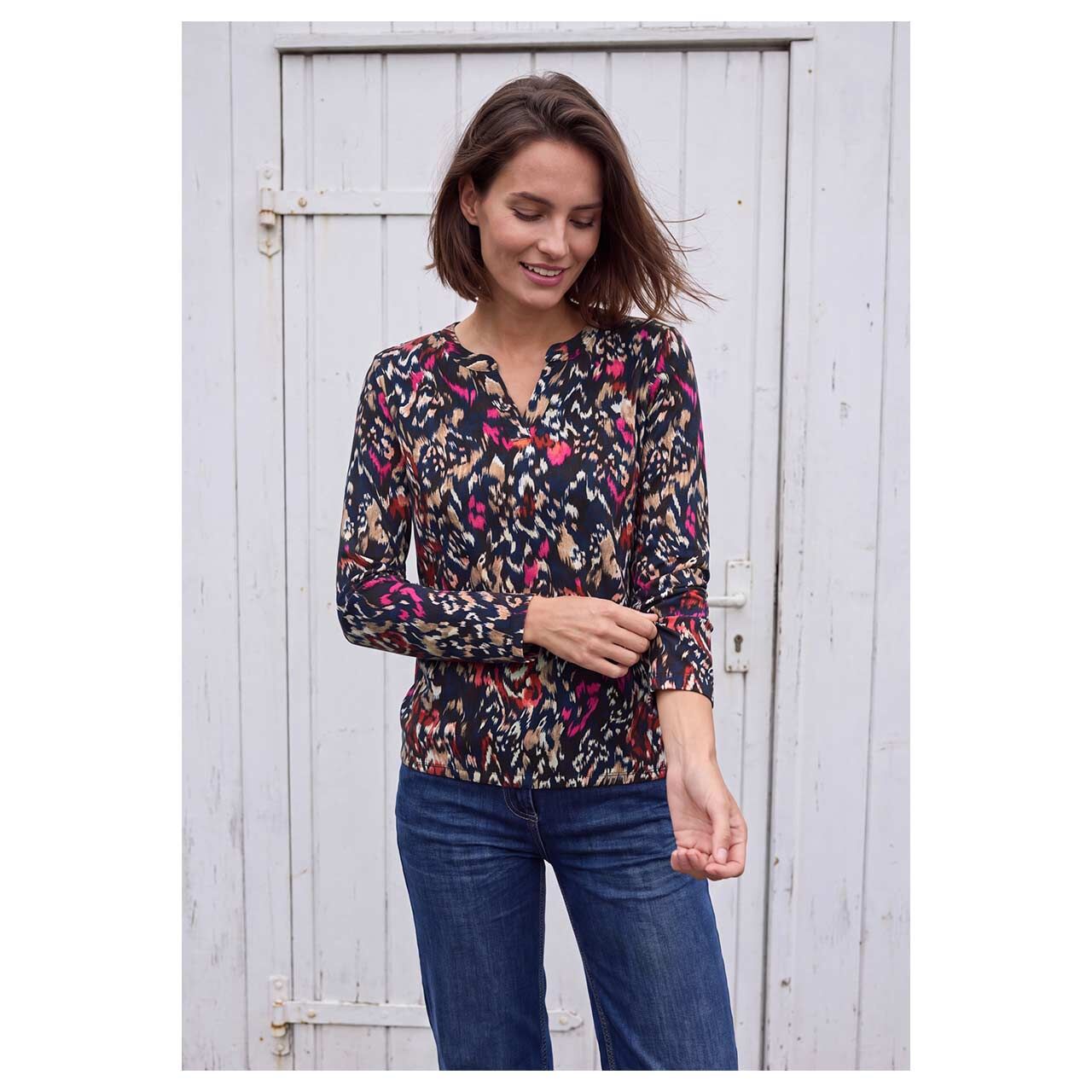 Damen Langarm Shirt Two-Tone Boatneck von Cecil in Dunkelbraun mit Print, Vorderansicht am Model