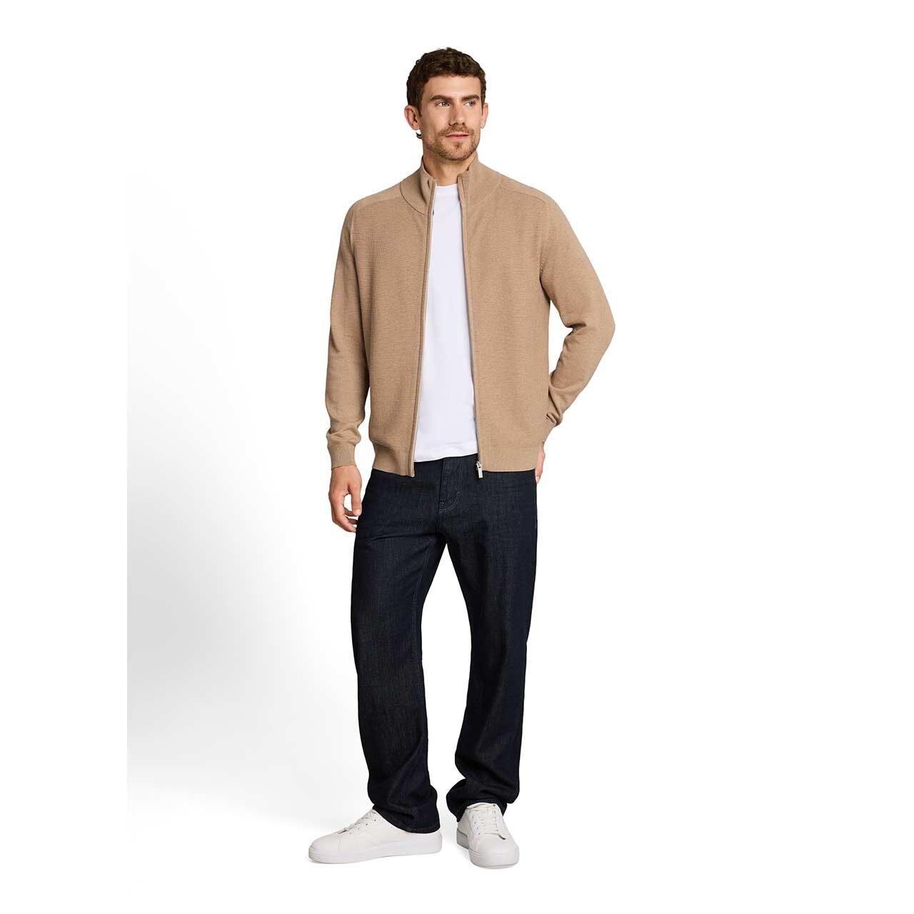 Herren Strickjacke Basic Zip Jacket Knit von Tom Tailor in Sandbraun meliert, Ganzkörperansicht am Model
