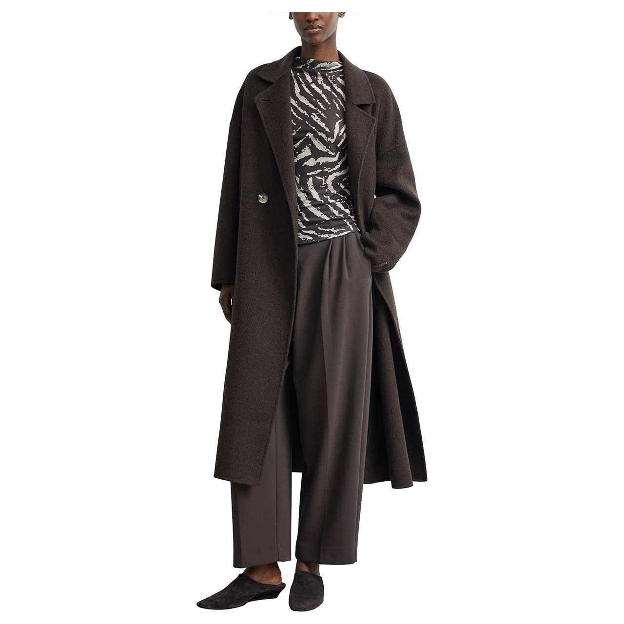 Damen Langarm Shirt von Comma in Braun mit Print, Ganzkörperansicht mit Mantel