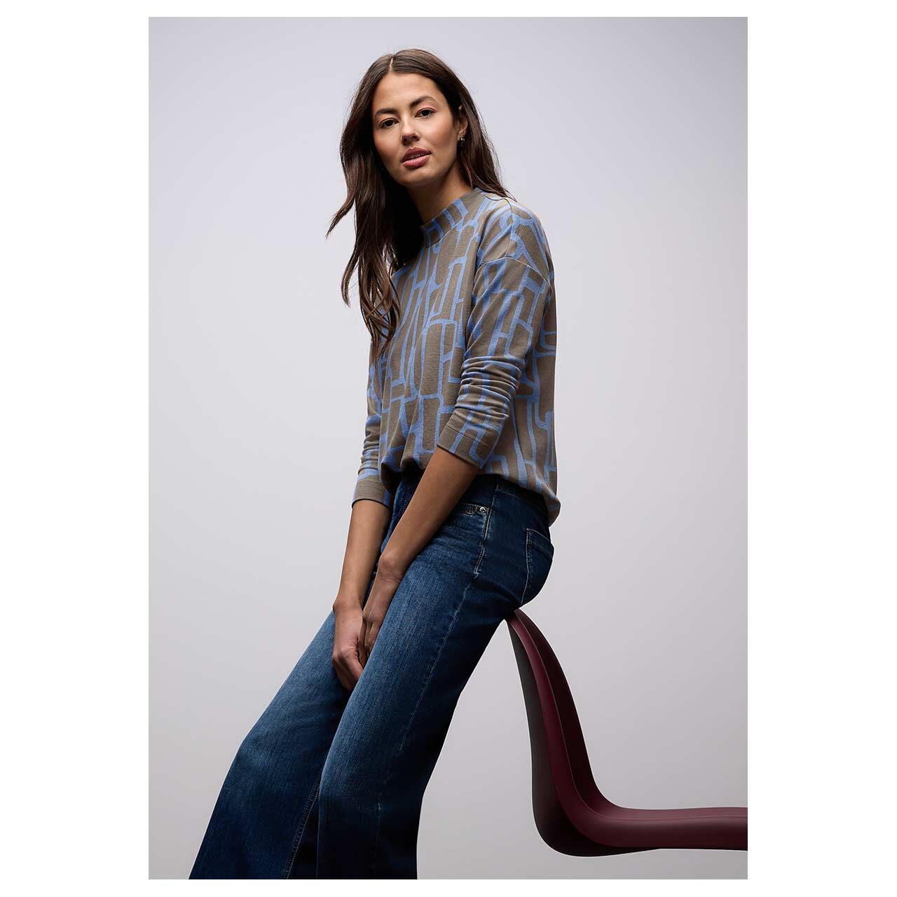 Damen Langarm Shirt Dessin Turtle Neck von Street One in Hellblau mit Print, Seitenansicht am Model