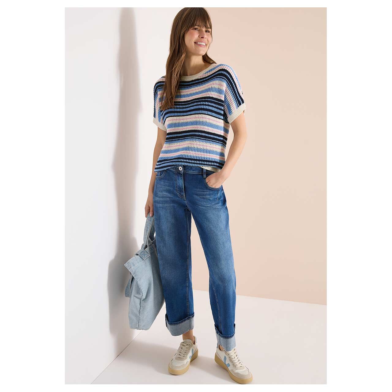 Damen Kurzarm Pullover Fancy Tapeyarn von Cecil in Hellblau gestreift,  Ganzkörperansicht am Model