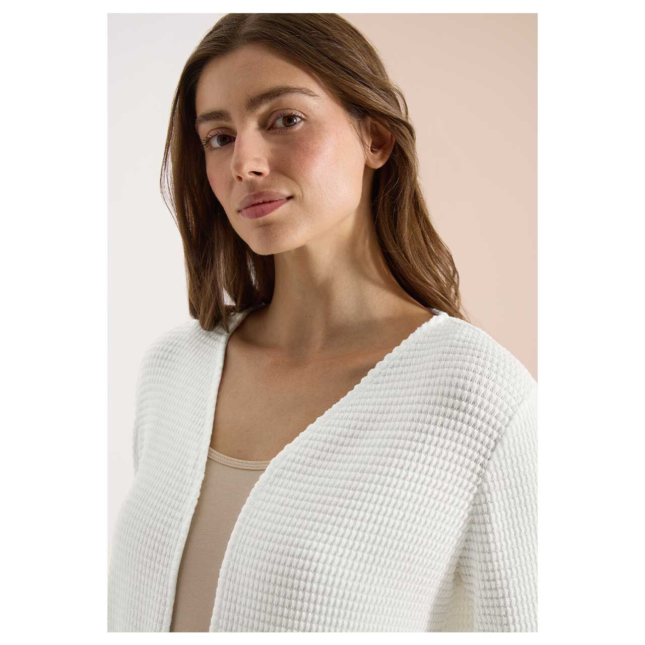 Damen 3/4 Arm Strickjacke Ajour Knit Open Jacket von Cecil in Cremeweiß, detaillierte Vorderansicht am Model
