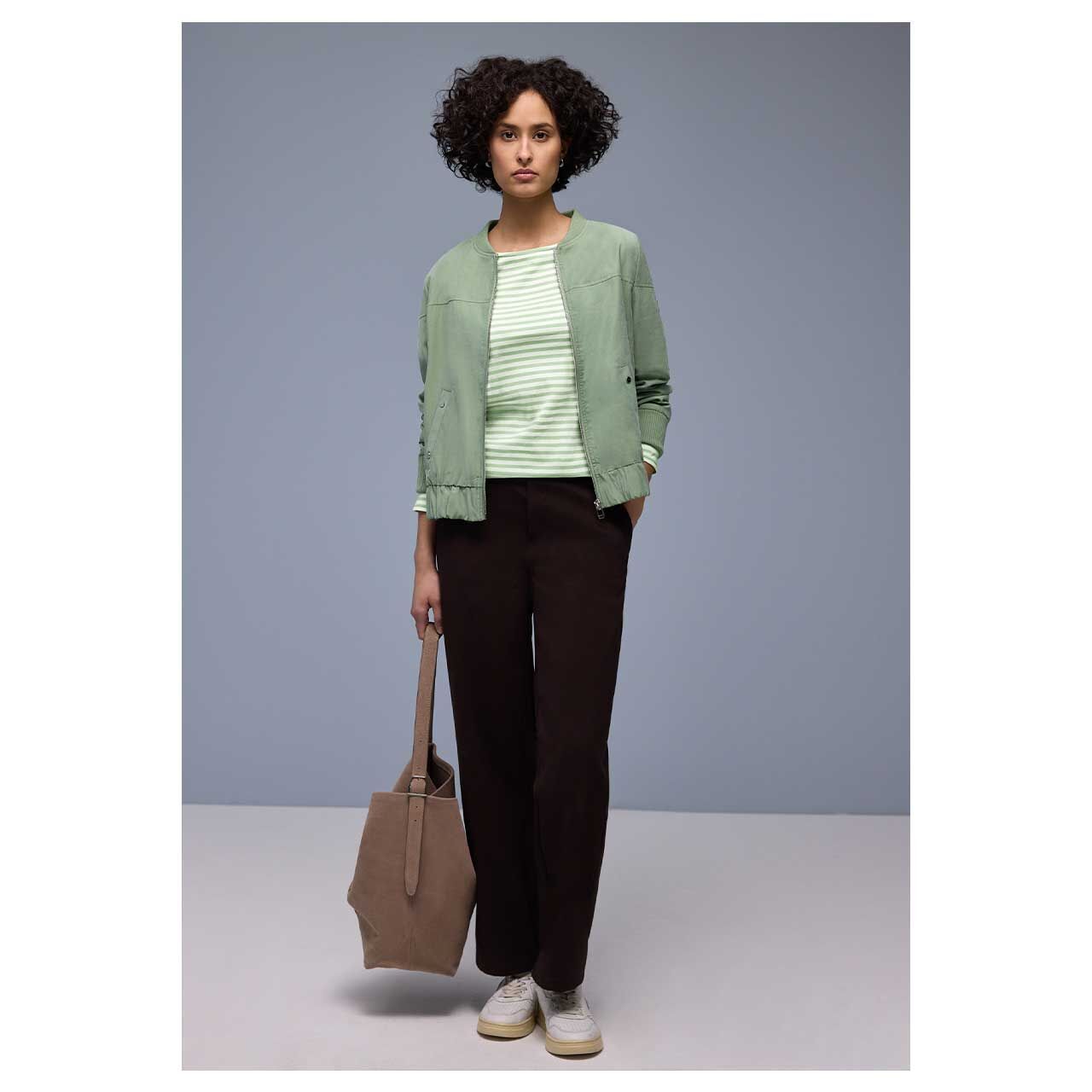 Damen Langarm Shirt U-Boat Stripe von Street One in Pastellgrün gestreift, Ganzkörperansicht am Model