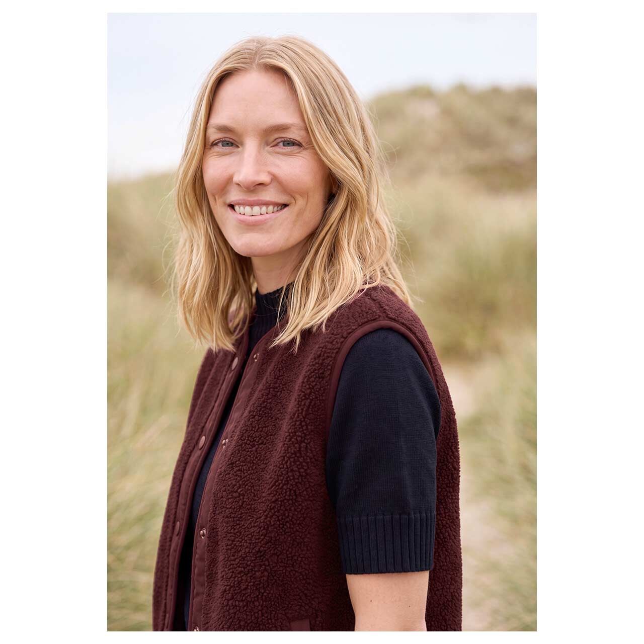 Damen Weste Teddy Solid Matmix Vest von Cecil in Weinrot, detaillierte Vorderansicht am Model
