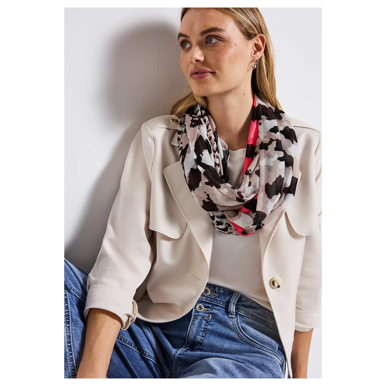 Damen Tuch Color Print Loop von Street One in Pink mit Print, Detailansicht am Model