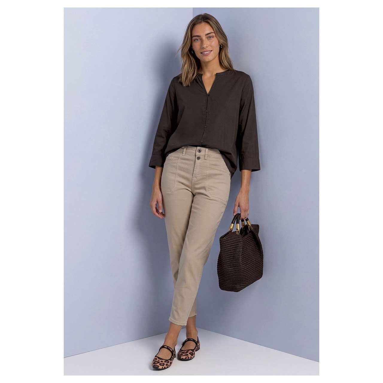 Damen 3/4 Arm Bluse Splitneck Button Detail von Street One in Dunkelbraun, Ganzkörperansicht am Model