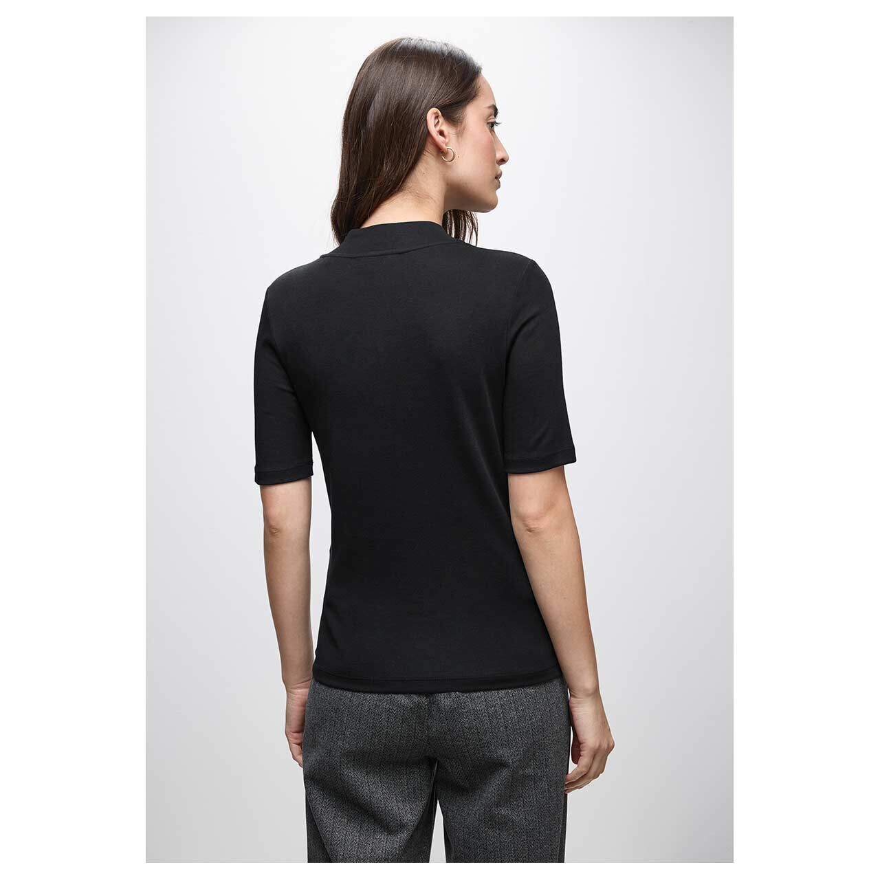Damen T-Shirt Turtle Neck Slit Detail von Street One in Schwarz, Rückansicht am Model