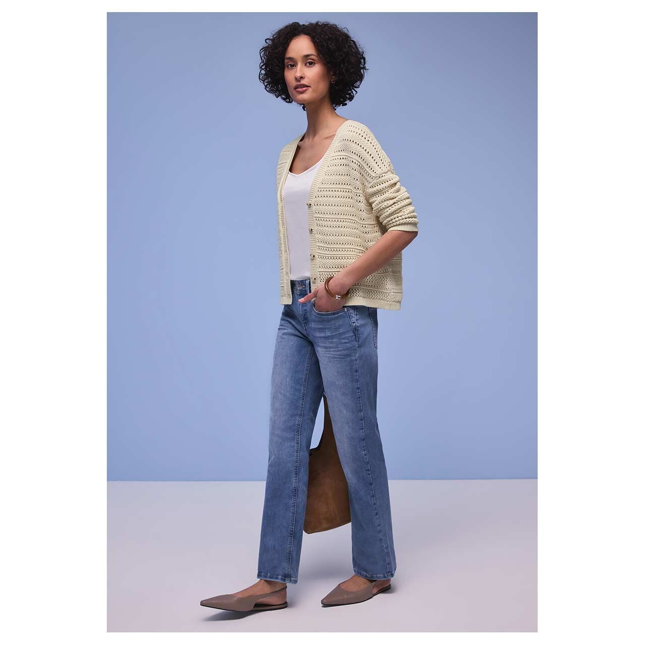 Damen Strickjacke Structure Cardigan von Street One in Hellbeige, seitliche Ganzkörperansicht am Model