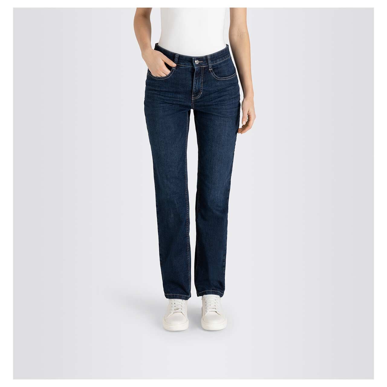 Damenjeans Stella von MAC in Dunkelblau angewaschen, Vorderansicht am Model