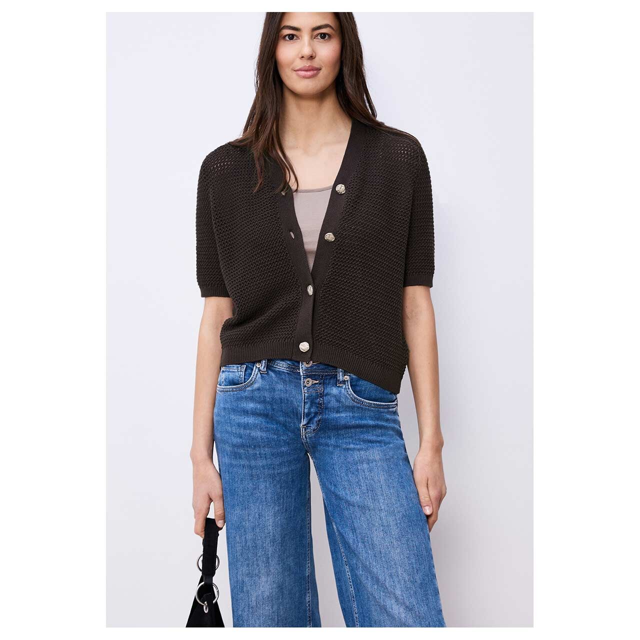 Damen Kurzarm Strickjacke V-Neck Cardigan von Street One in Dunkelbraun, Vorderansicht am Model
