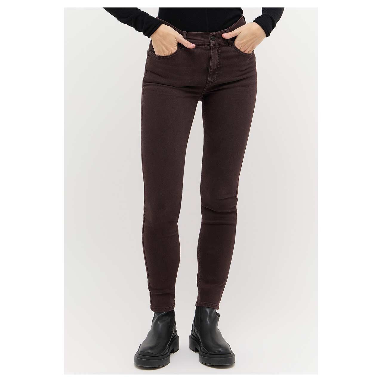 Damenjeans Skinny von Angels in Dunkelbraun angewaschen, Vorderansicht am Model