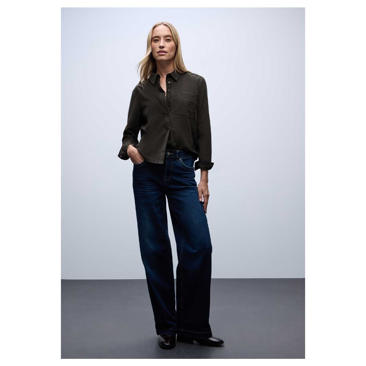 Damen Langarm Cord Bluse Corduroy Blouse von Street One in Dunkelbraun mit Print, Ganzkörperansicht am Model