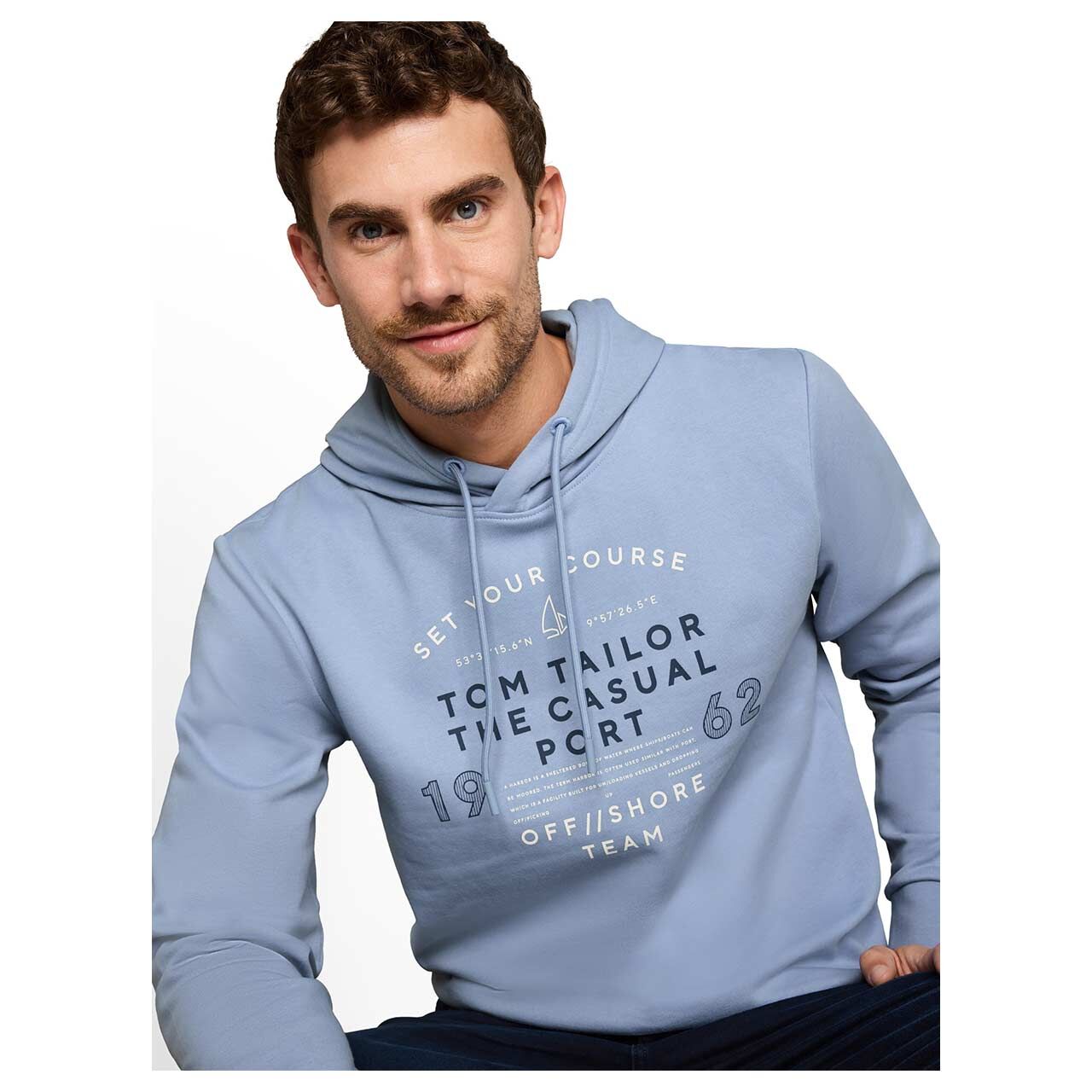Herren Hoodie Sweatshirt von Tom Tailor in Hellblau mit Print, Detailansicht Oberkörper am Model