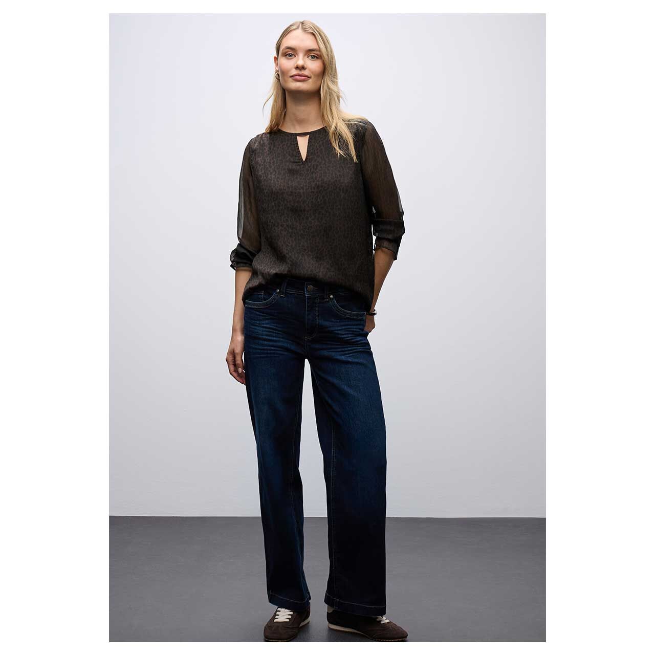 Damen Langarm Bluse Chiffon Tunic von Street One in Dunkelbraun mit Print, Ganzkörperansicht am Model