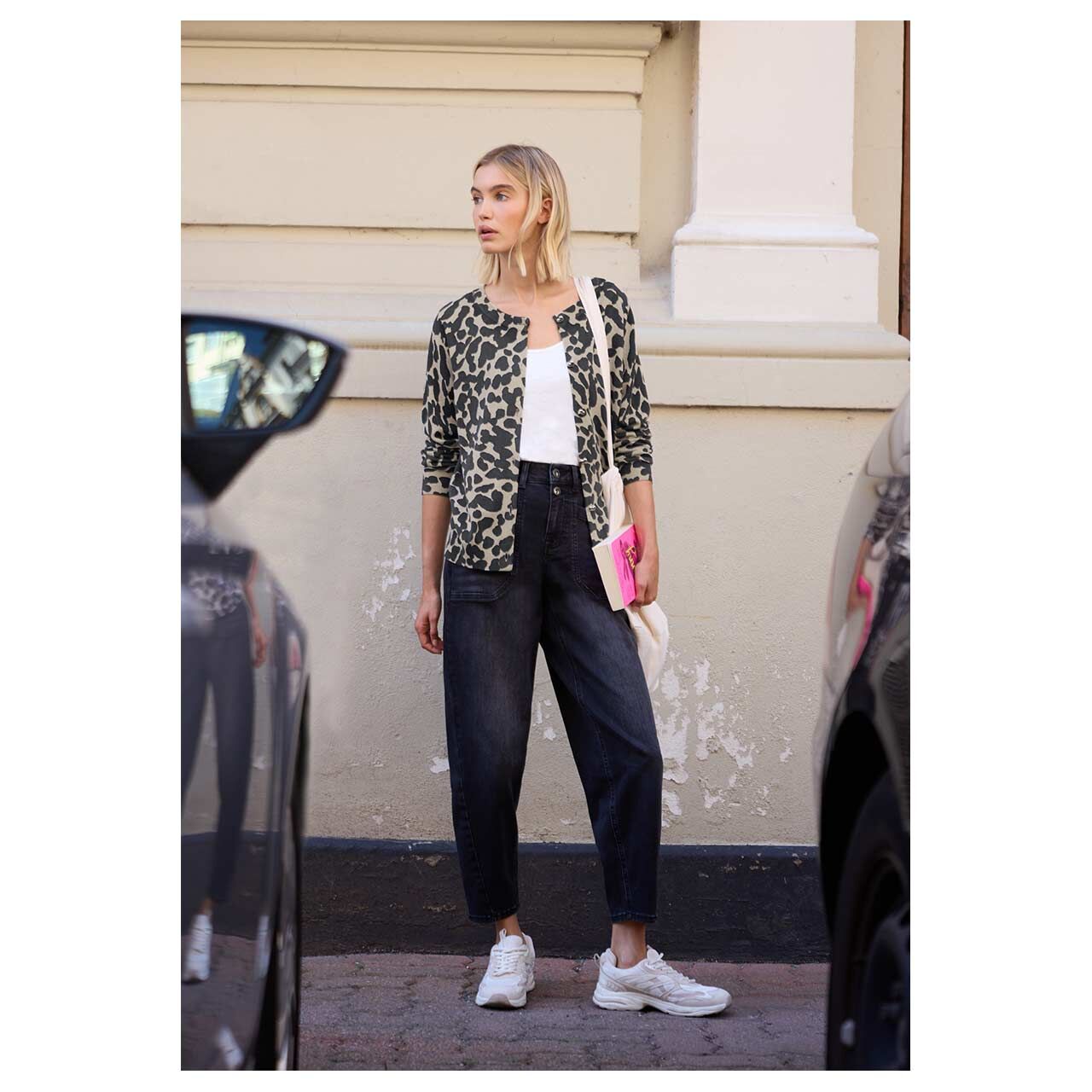 Damen Strickjacke Printed Cardigan von Street One Studio in Beige mit Print, Ganzkörperansicht am Model