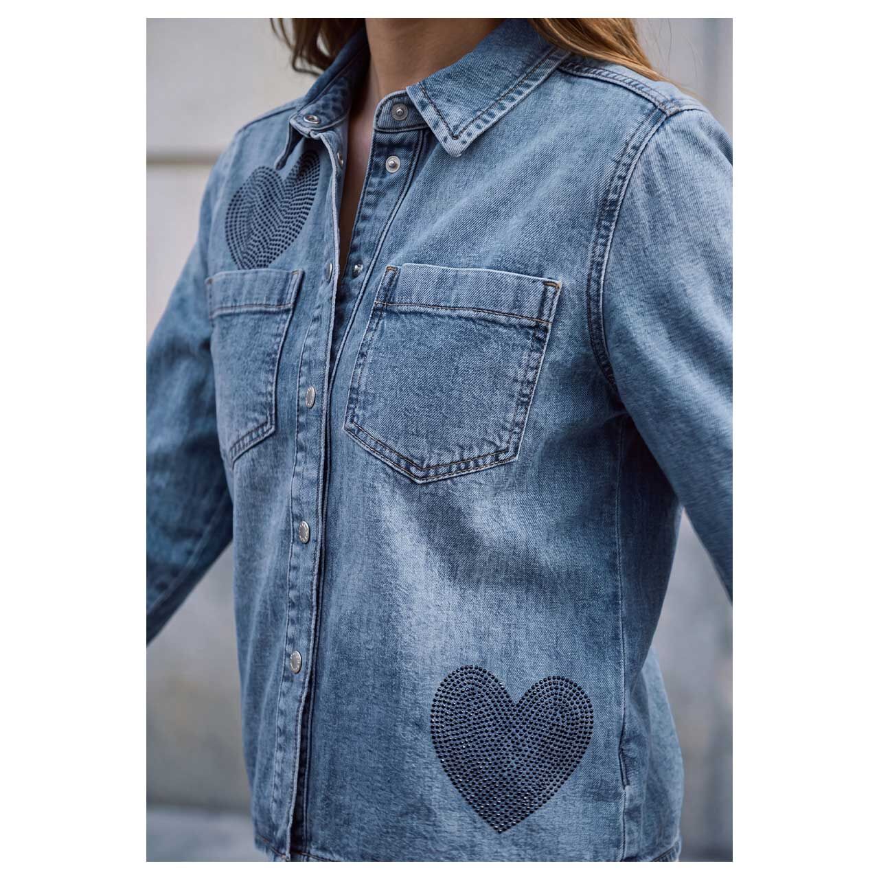 Damen Jeansjacke Style von Street One Studio in Blau angewaschen mit Strass, Detailansicht am Model