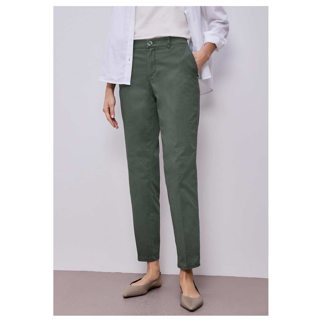 Damen Ankle Chinohose Peach Twill von Street One in Olivgrün, Vorderansicht am Model
