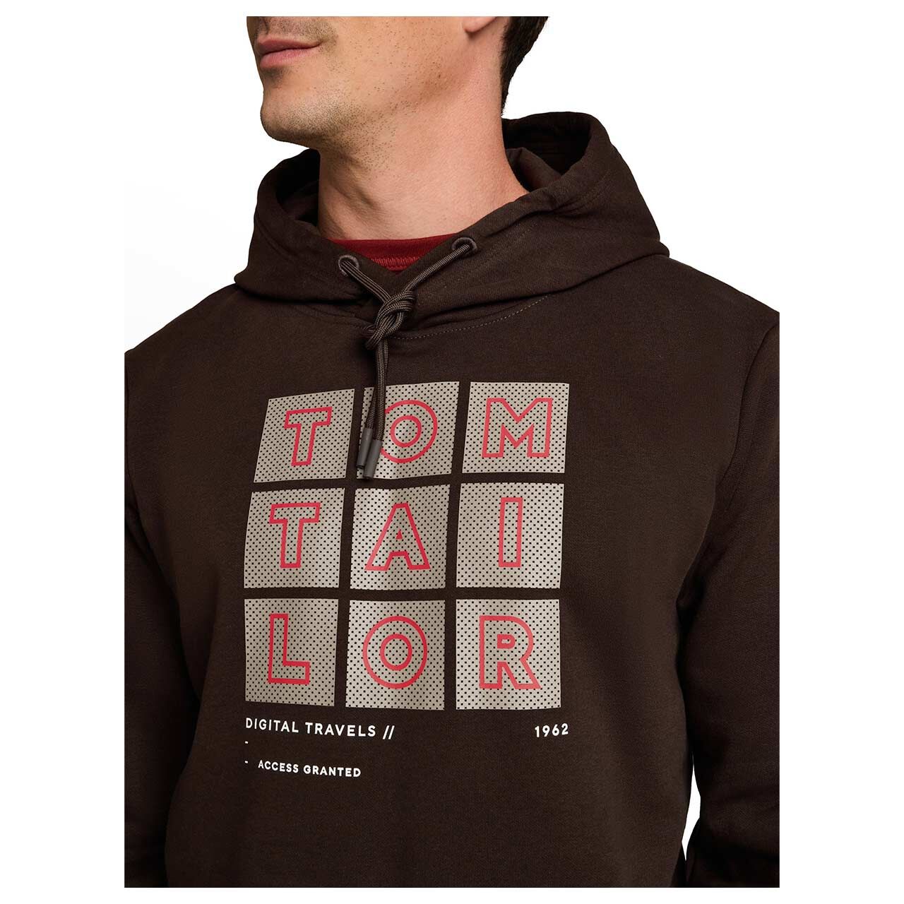 Herren Hoodie Sweatshirt von Tom Tailor in Dunkelbraun mit Print, Detailansicht Oberkörper am Model