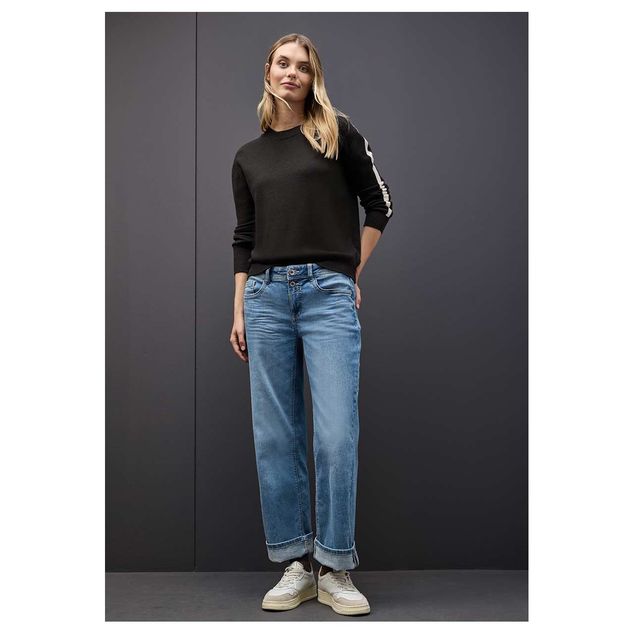 Damen Pullover Cosy Gallon Sweater von Street One in Dunkelbraun, Ganzkörperansicht am Model