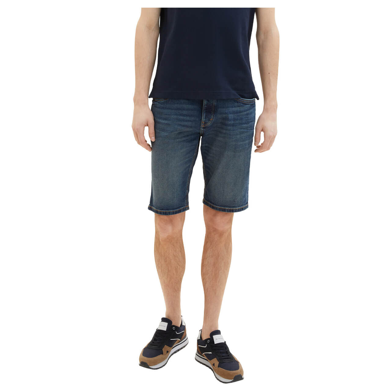 Herren Jeans Bermuda Josh von Tom Tailor in Dunkelblau angewaschen, Vorderansicht am Modell