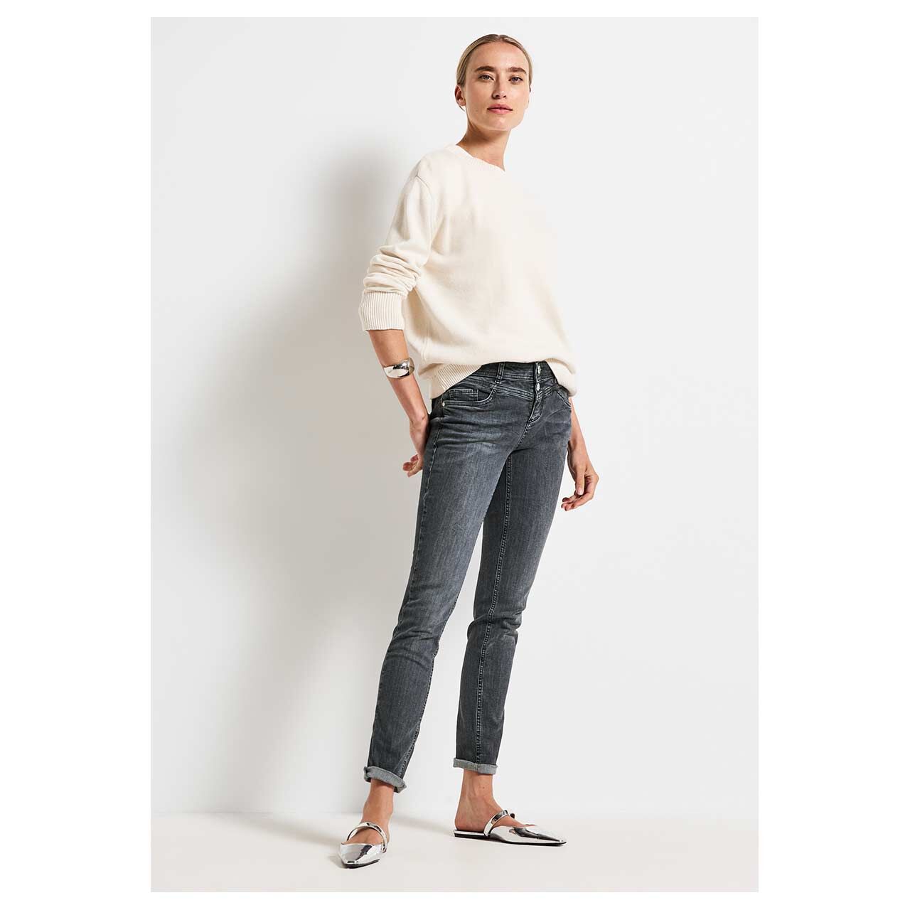 Damenjeans Jane von Street One in Grau angewaschen, Vorderansicht am Model