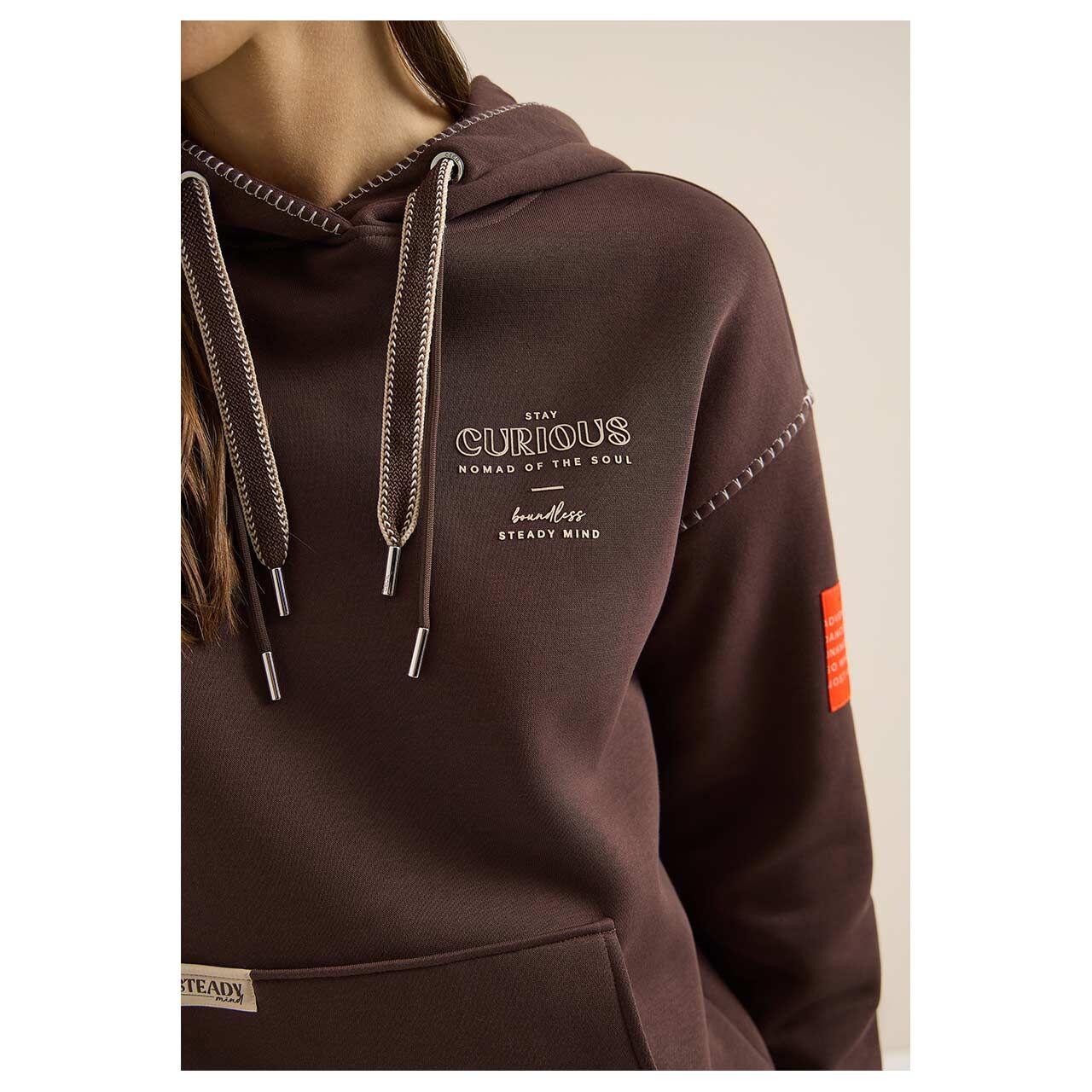 Damen Hoodie Sweatshirt Deco Stitchings von Cecil in Dunkelbraun, detaillierte Vorderansicht am Model