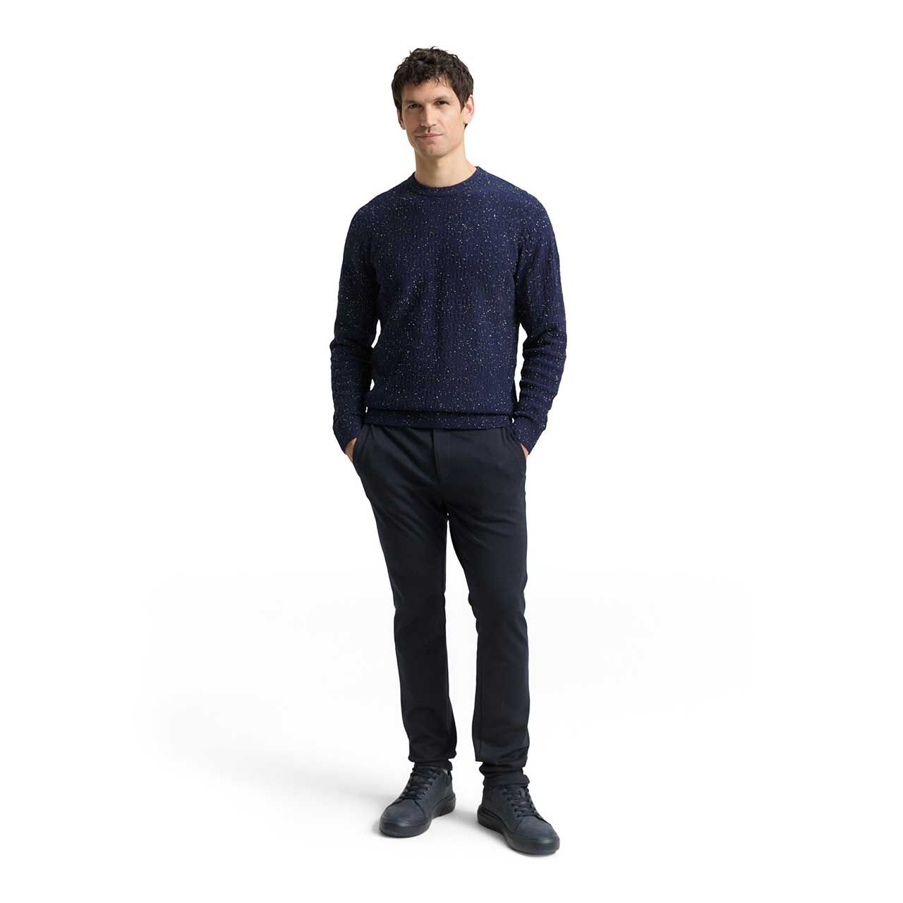 Herren Pullover Knitted Crew Neck in Dunkelblau mit Print, Ganzkörperansicht am Model