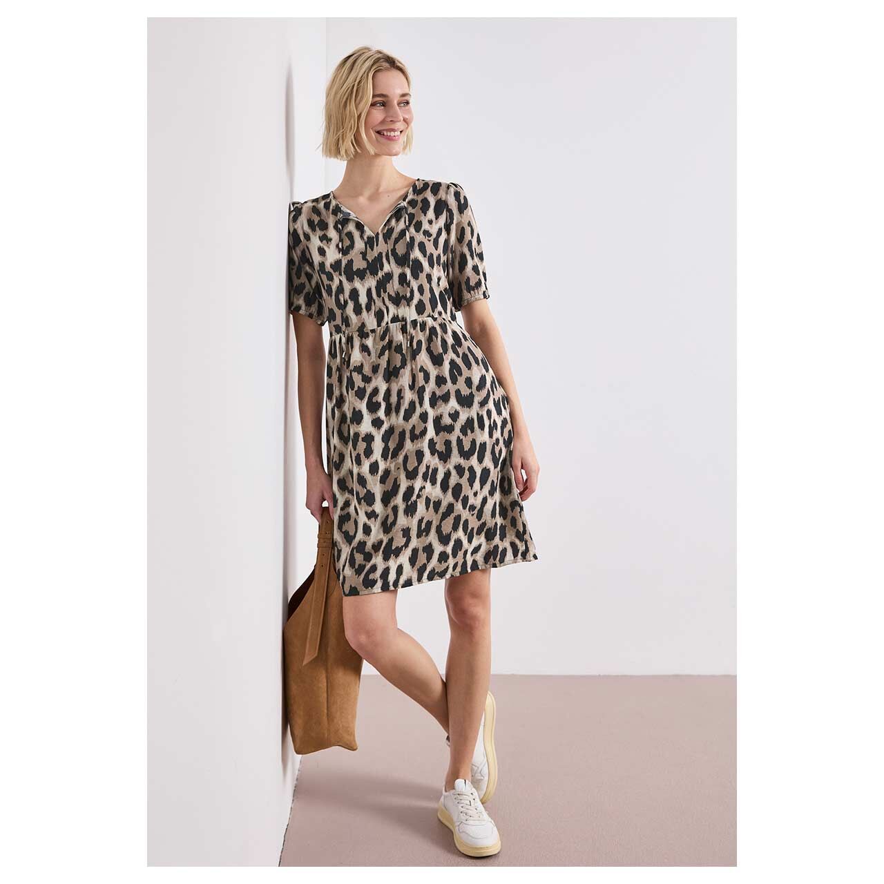 Damen Kurzarm Kleid Tunic Dress von Stret One in Beige mit Print, Vorderansicht am Model