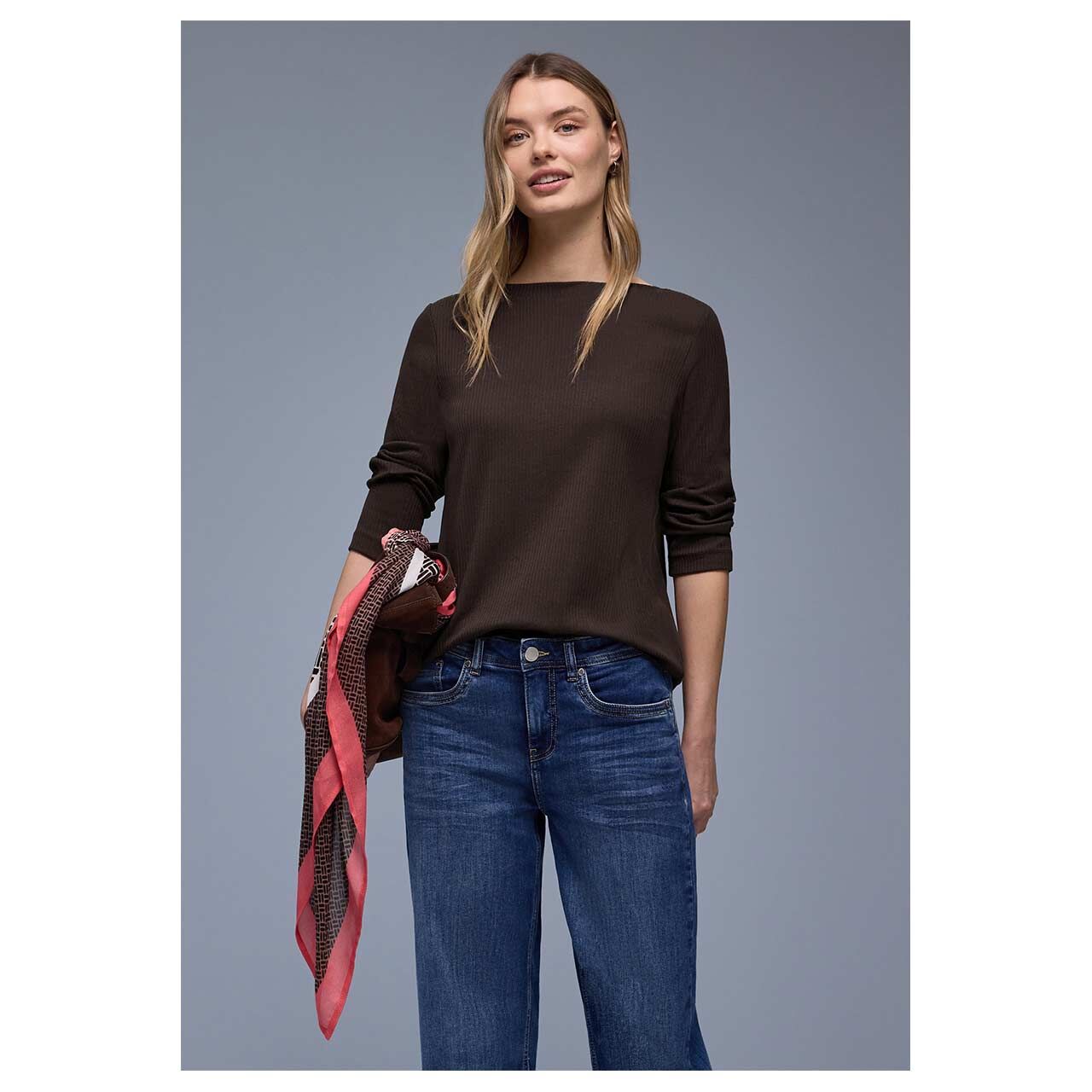 Damen 3/4 Arm Shirt Rib Structure U-Boat von Street One in Dunkelbraun, Vorderansicht am Model