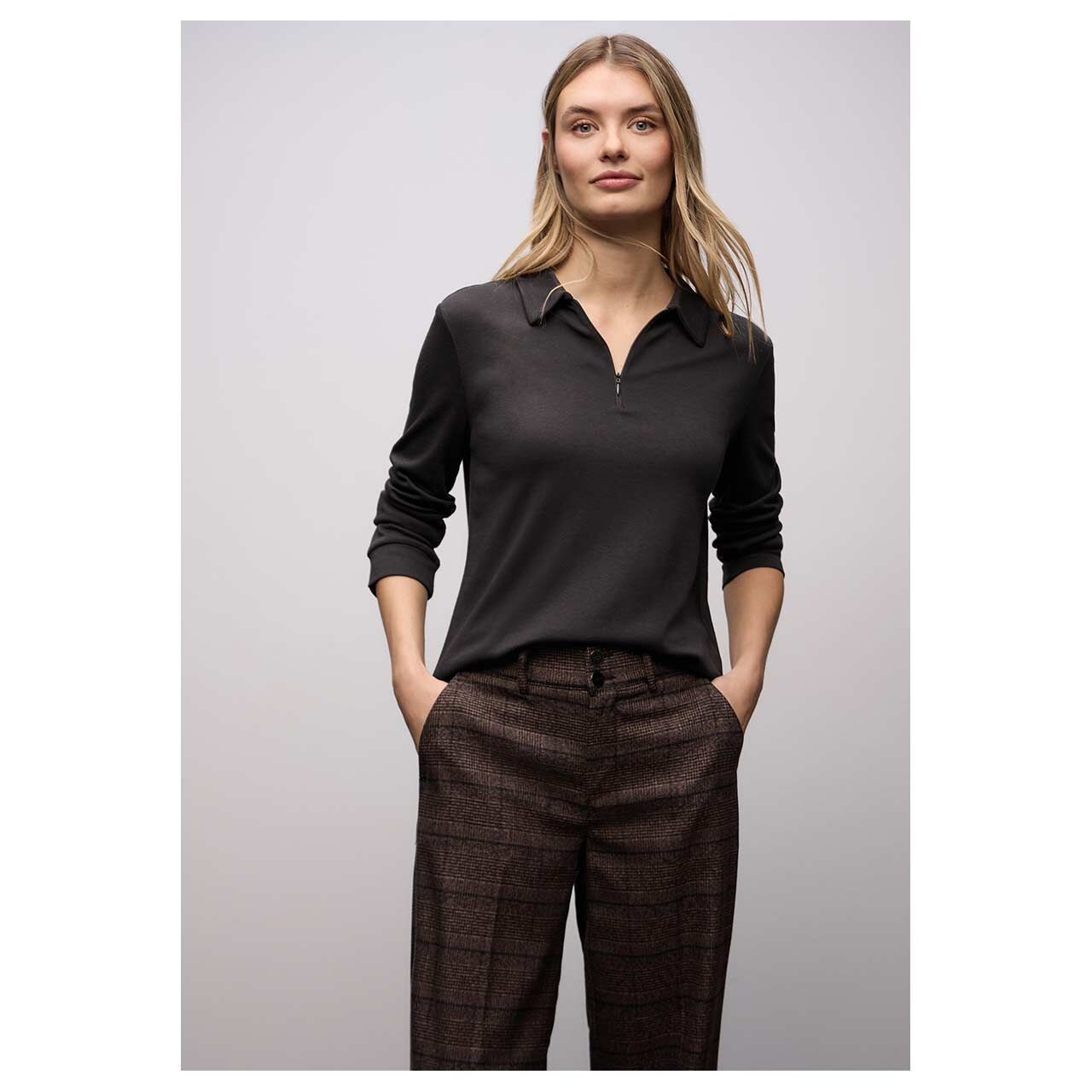 Damen 3/4 Arm Poloshirt Basic Zipper von Street One in Dunkelbraun, Vorderansicht am Model